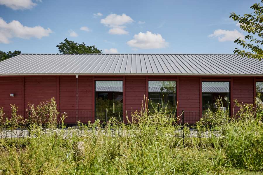 Dänemarks erster CO₂-neutraler Kindergarten, mit Stahlprofilen verkleidet, Børnehuset Grønnegården, Transformervej 3, 2860 Søborg